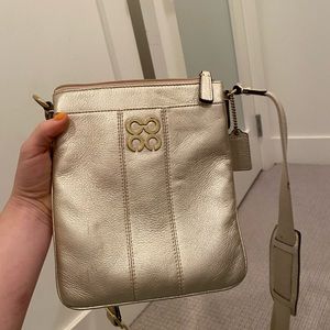 2000’s vintage Coach crossbody bag